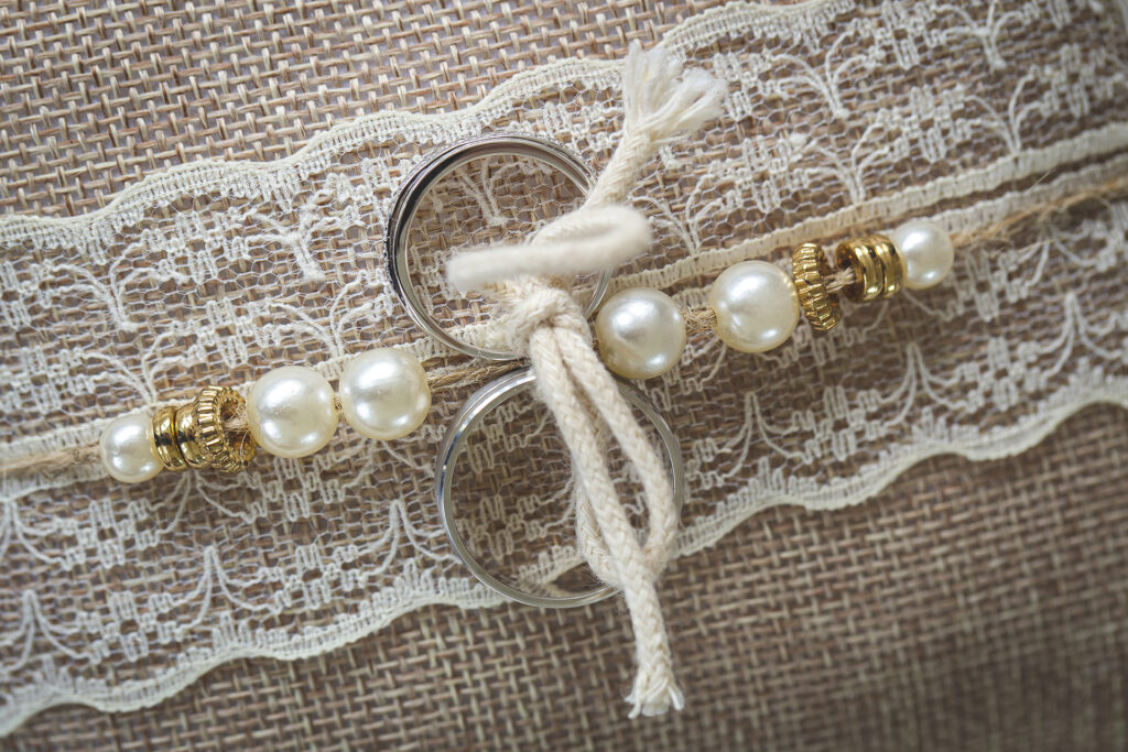 mariage-alliances-sur coussin-dentelles-toile-de-jute-studio-dysphanie Les alliances nouées sur un coussin en toile de jute