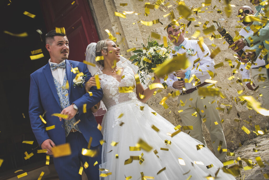 mariage-ceremonie-eglise-sortie-saint-mitre-les-remparts-cotillons-studio-dysphanie-salon-de-provence-istres-martigues-vitrolles Sortie d'église sous une pluie de cotillons dorés pour Sarah et Maxime.