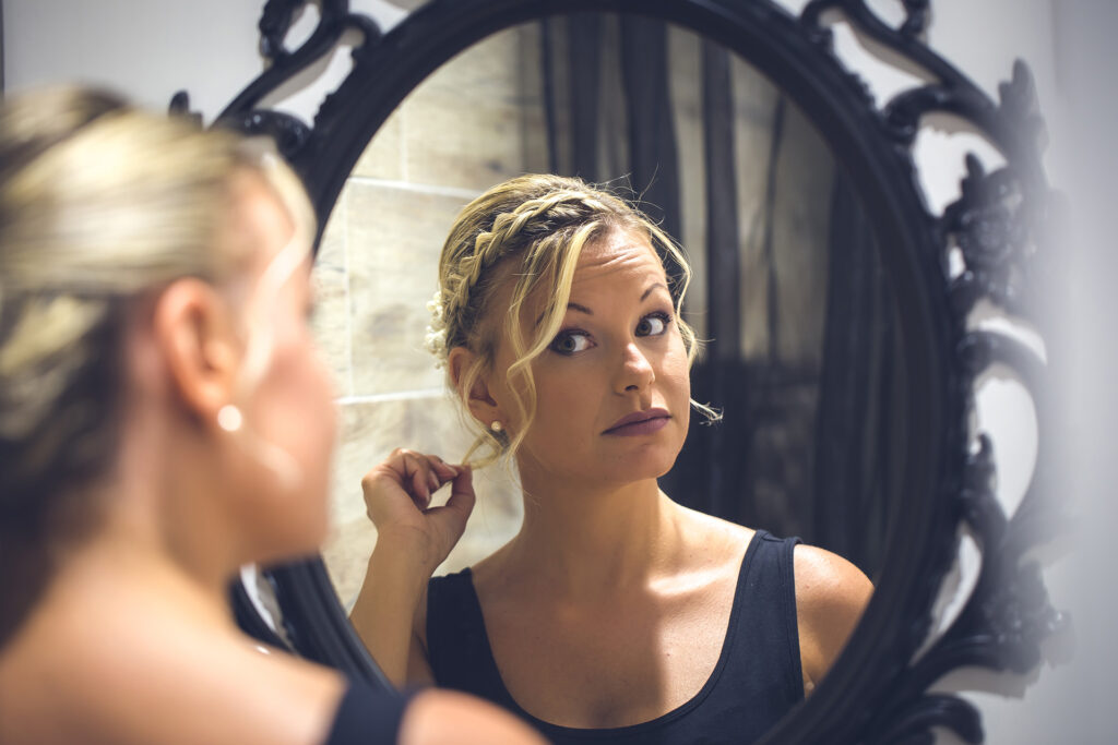 mariage-preparatifs-coiffure-miroir-aillaud-studio-dysphanie Petite retouche coiffure de la mariée avant le passage de sa robe.