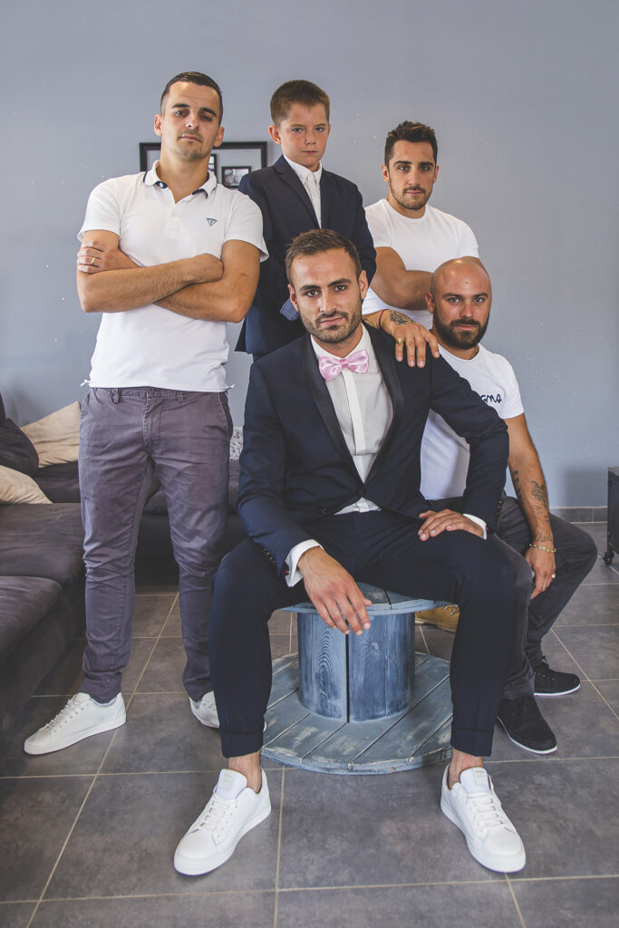 mariage-preparatifs-h-entre-temoins-portrait-groupe-studio-dysphanie-photographe-salon-de-provence Futur marié avec ses témoins à la fin de la séance d'habillage