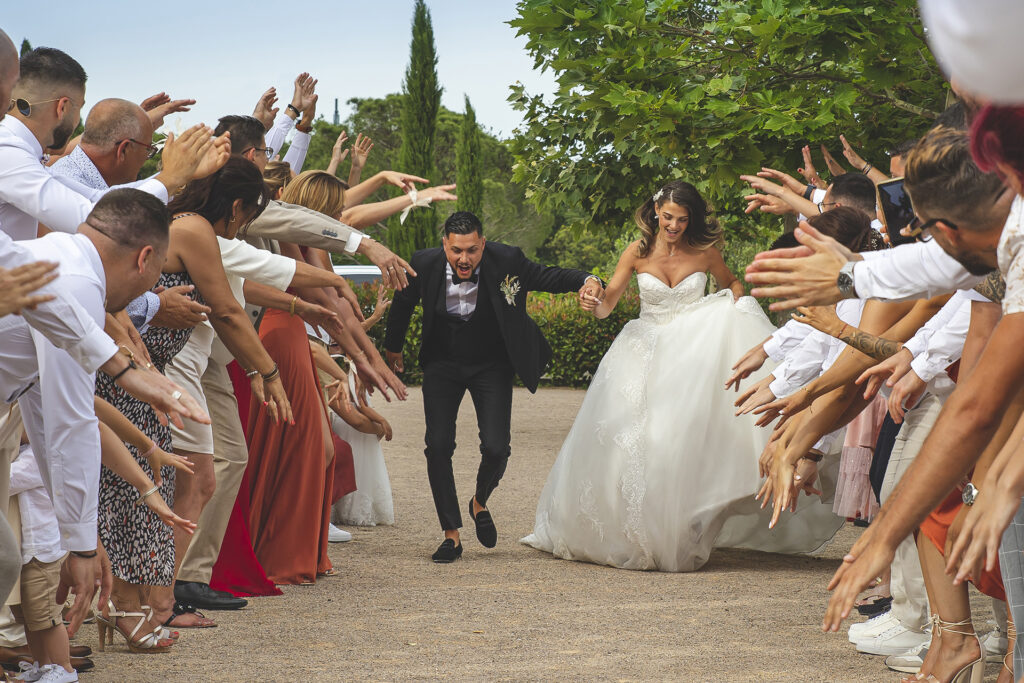 mariage-vin-honneur-arrivee-accueil-maries-allee-honneur-aillaud-alexandre-photographe-studio-dysphanie-aix-salon-de-provence-bouches-du-rhone Haie d'honneur aux mariés à leur arrivée sur les lieux de réception.