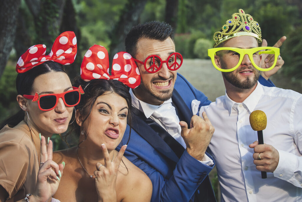 mariage-vin-honneur-photobooth-mirapier-studio-dysphanie-aillaud-alexandre-photographe-salon-aix-marseille-provence-grans-arles Pendant le cocktail, photobooth et détente après tout le stress du mariage.