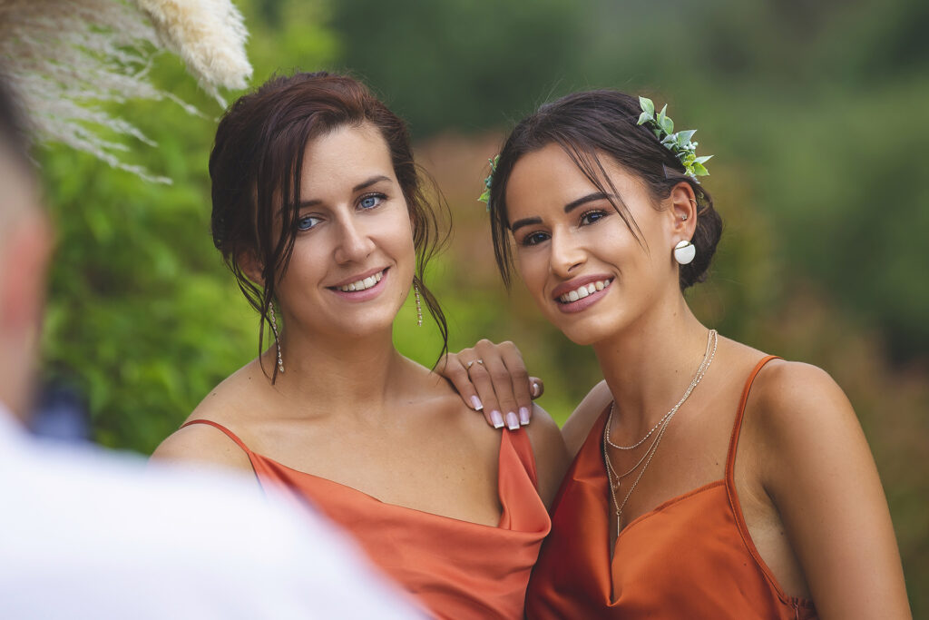 mariage-vin-honneur-var-invites-studio-dysphanie-aillaud-alexandre-photographe-salon-aix-marseille-provence-grans-arles Deux jolis sourires pendant les photos de groupe.