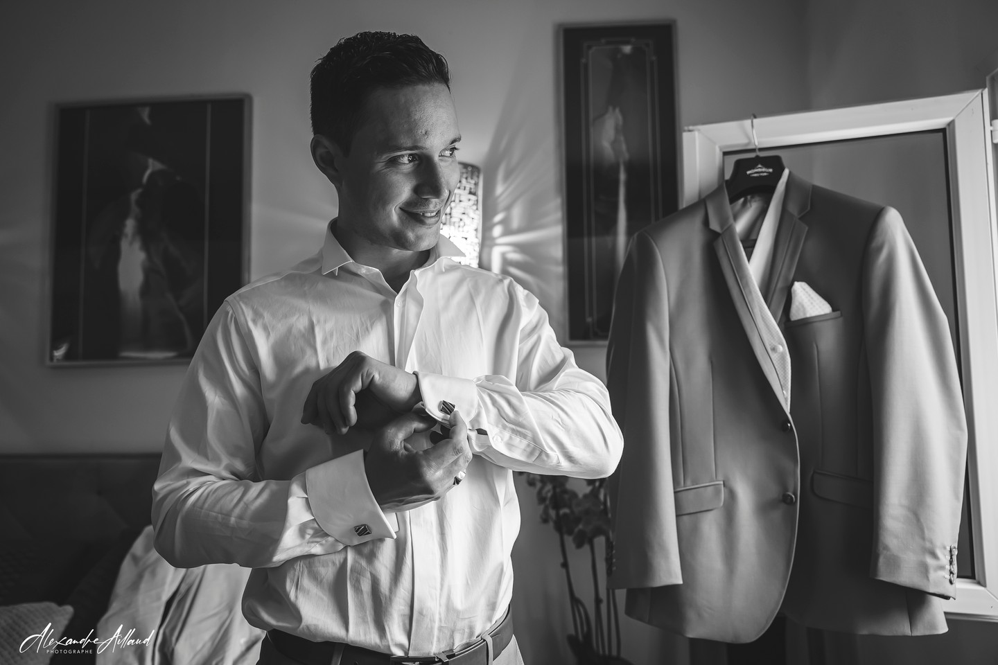 L'homme face à son destin qui se dessine devant lui.
#mariage #mariages #mariageenprovence #wedding #costumemariage #suits #boutonsdemanchette #monsieurhector #weddingsuit
#photographesalondeprovence #studiodysphanie #photographemariage #weddingphotography
#studiodysphaniephotographie #studiodysphanie #photonoiretblanc #blackandwhiteweddingphotography #aillaudalexandrephotographe #weddingphotographer #salondeprovence #doucals #Doucals1973 #doucalsshoes