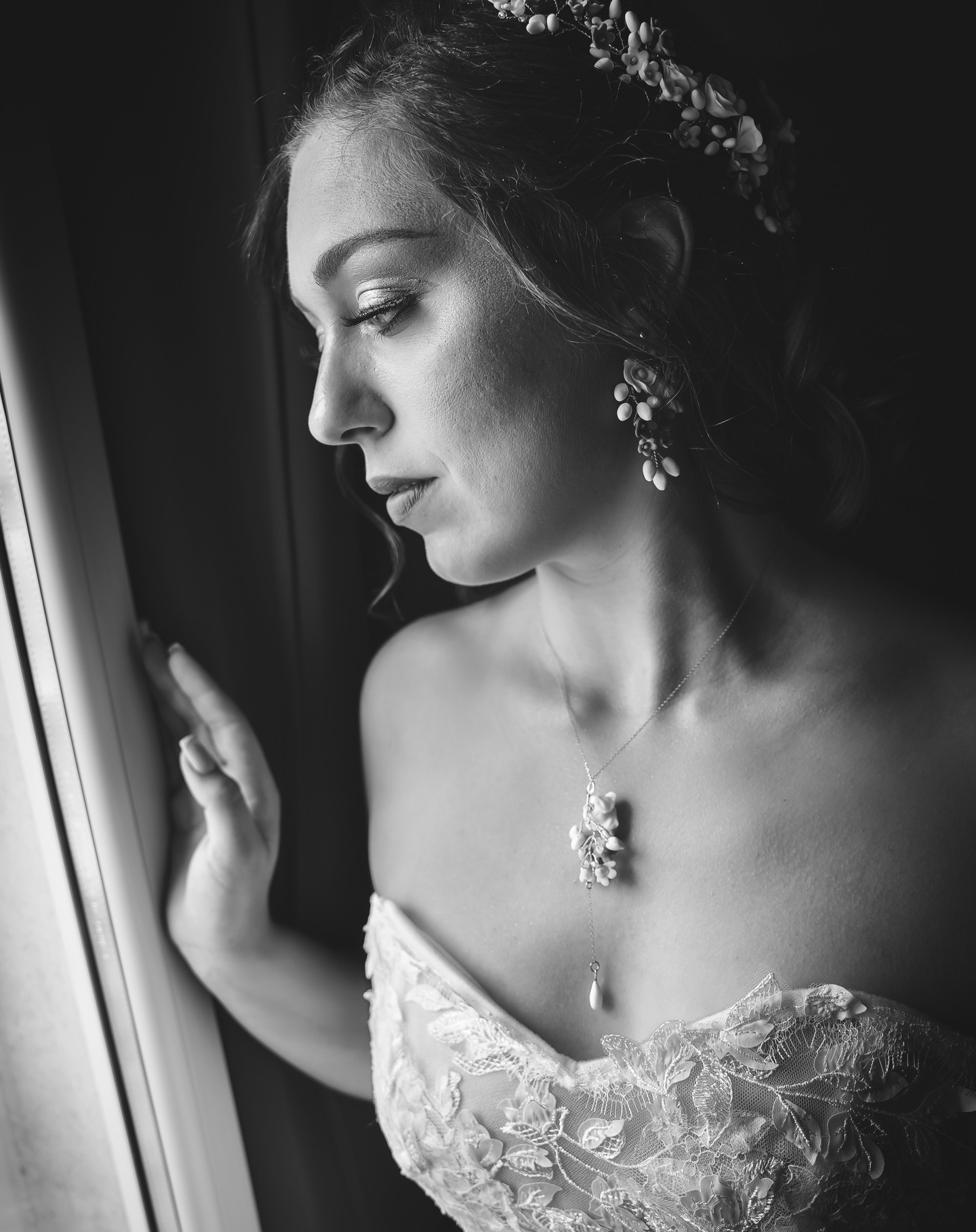 J'aime ces moments de préparatifs avec la mariée : des moments privilégiés presque solennels 📸
#mariage #mariages #mariageenprovence #wedding #weddingdress #robemariage
#robedemariee #futurmariee #coiffuremariage #bijouxmariage
#photographesalondeprovence #bride #studiodysphanie #weddingjewels #photographemariage #weddingphotography #weddingphotoinspiration
#studiodysphaniephotographie #studiodysphanie #photonoiretblanc #blackandwhiteweddingphotography #aillaudalexandrephotographe #weddingphotographer