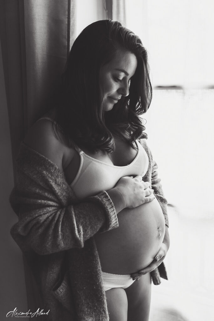 Séance photo grossesse en sous vêtement. Le noir et blanc apporte une dimension plus solennelle.